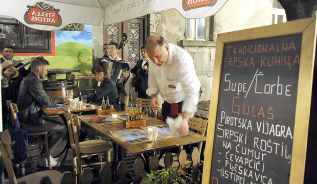 Униформа, три језика и осмех